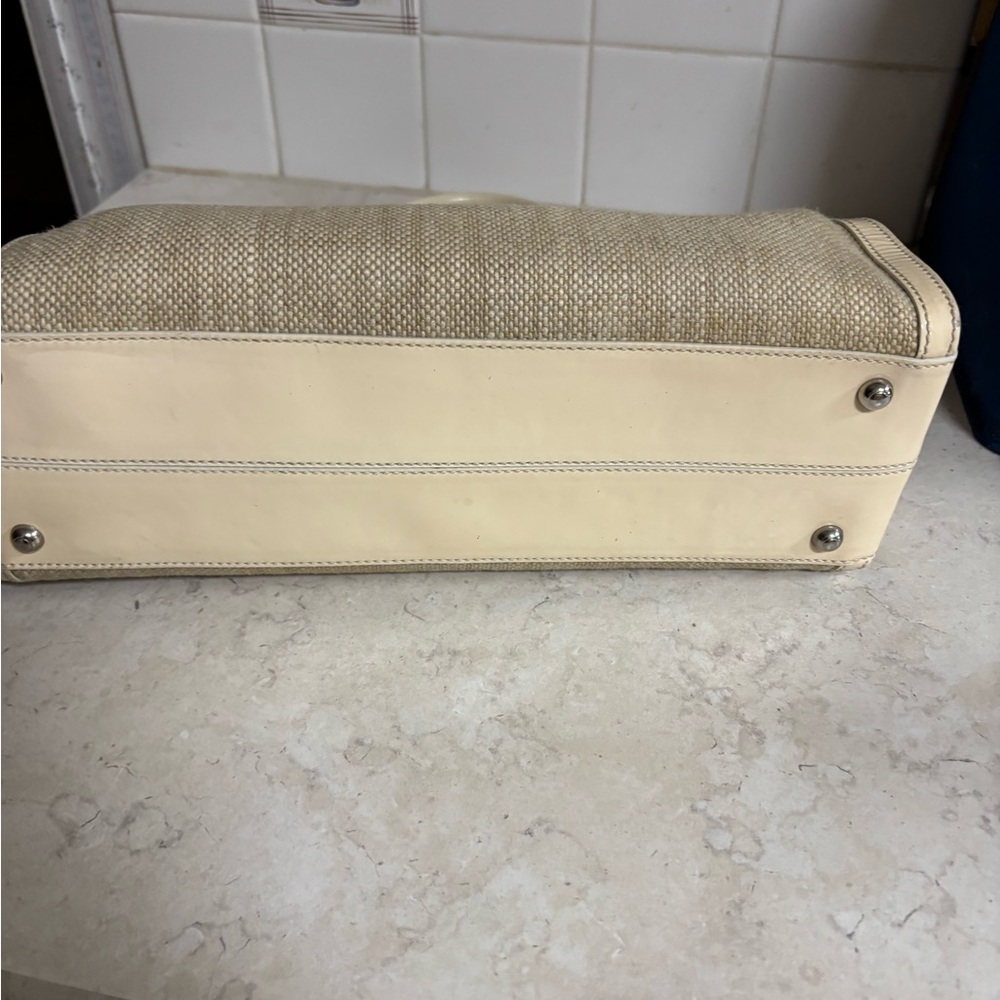 Authentic vintage Tod's Cream and Beige Shoulder Bag with Gloss Trim - Picture 2 of 12